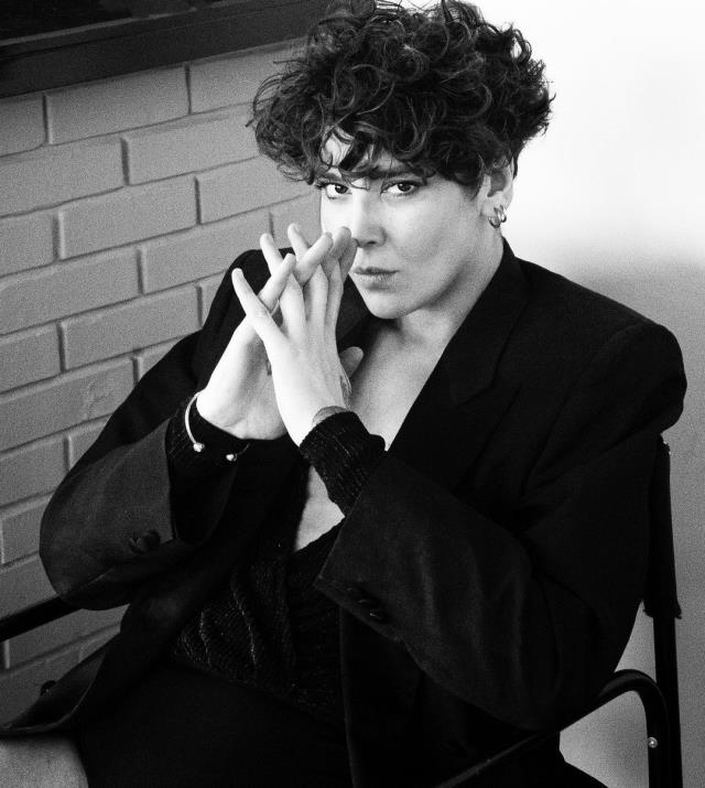 Eski Türkiye güzeli Senem Kuyucuoğlu paylaşımıyla olay yarattı! Kadın sevgilisinin dudağına yapıştı!