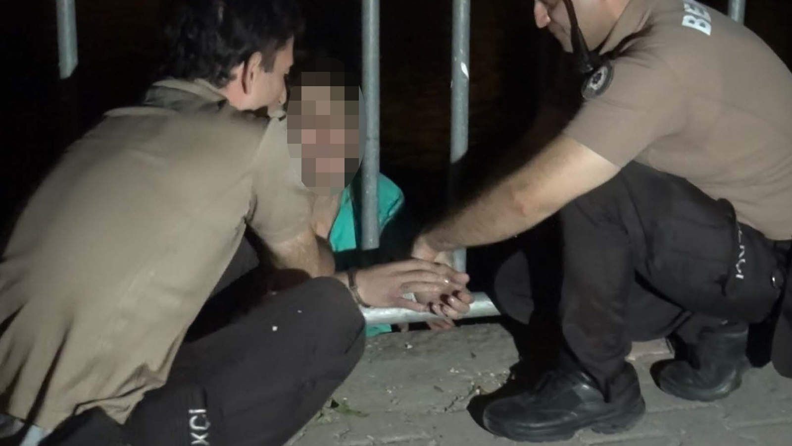 Adana'da intihar etmek isteyen kadını bekçiler kurtardı! İntihar etmesin diye korkuluklara kelepçelediler 