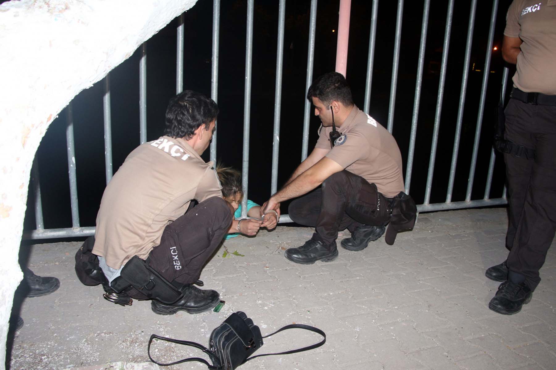 Adana'da intihar etmek isteyen kadını bekçiler kurtardı! İntihar etmesin diye korkuluklara kelepçelediler 