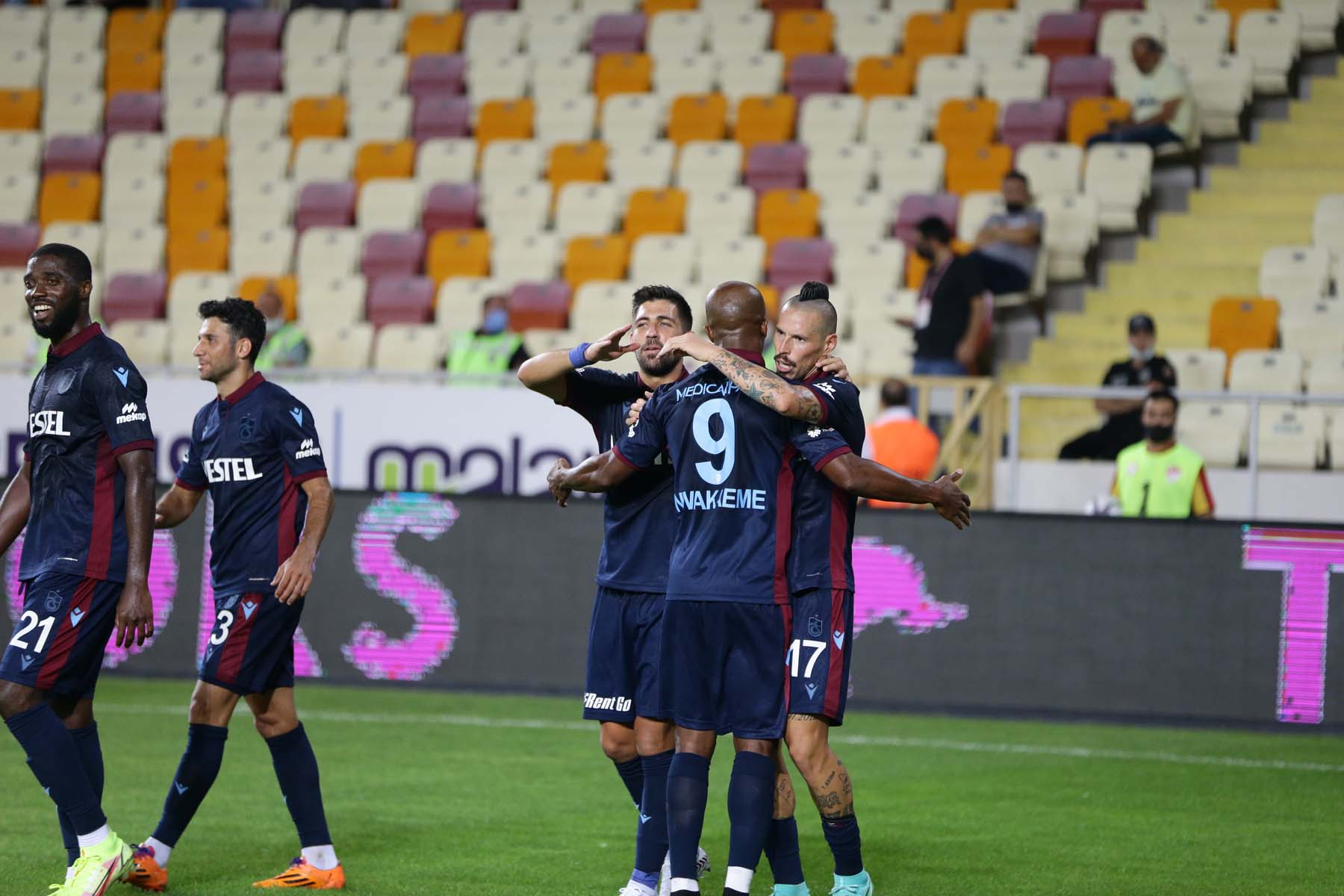 Trabzonspor, Malatyaspor'u farklı geçti, enleri yaşadı! En çok gol attığı ilk hafta maçını oynadı, 49 hafta sonra lider oldu 