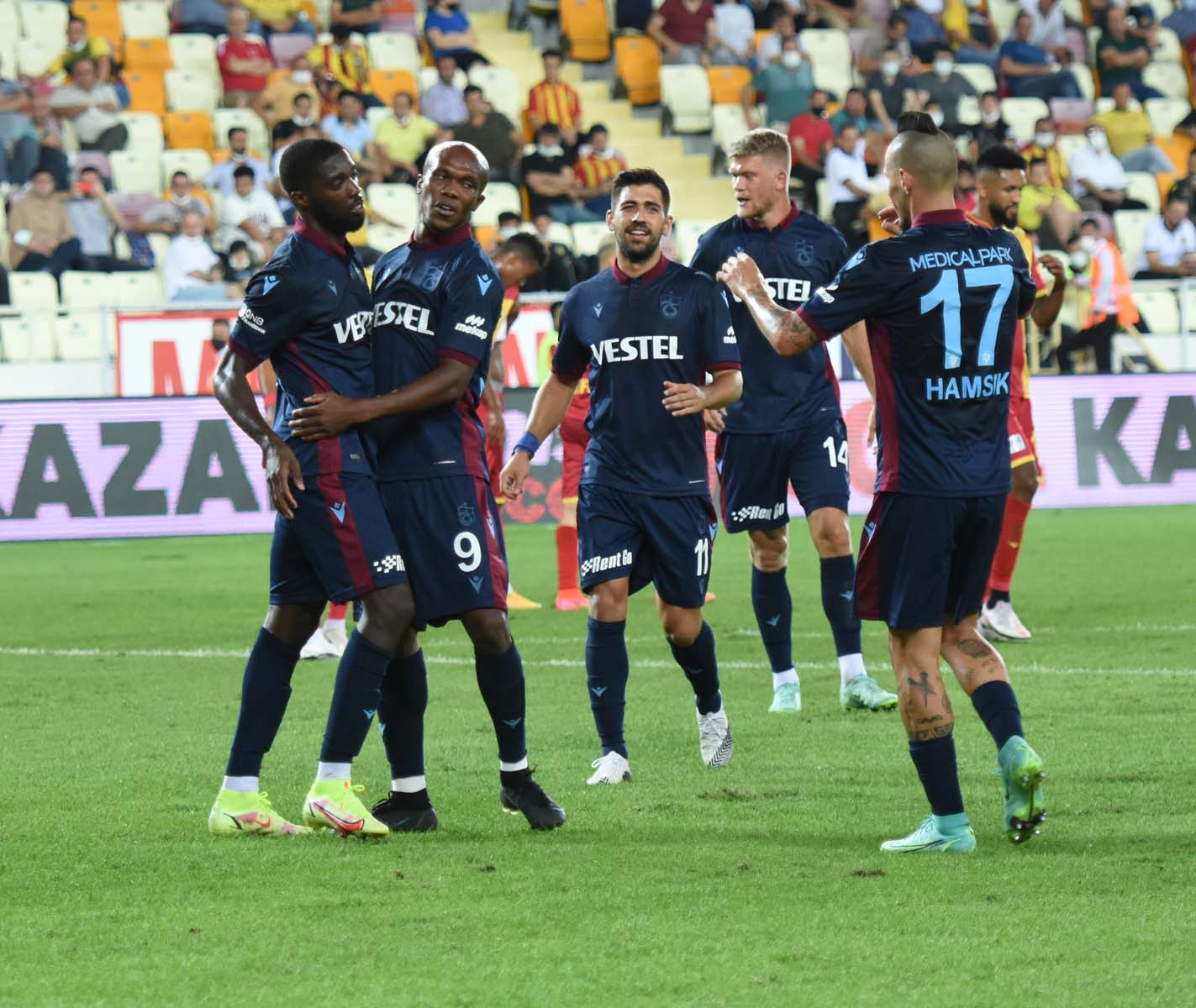 Trabzonspor, Malatyaspor'u farklı geçti, enleri yaşadı! En çok gol attığı ilk hafta maçını oynadı, 49 hafta sonra lider oldu 