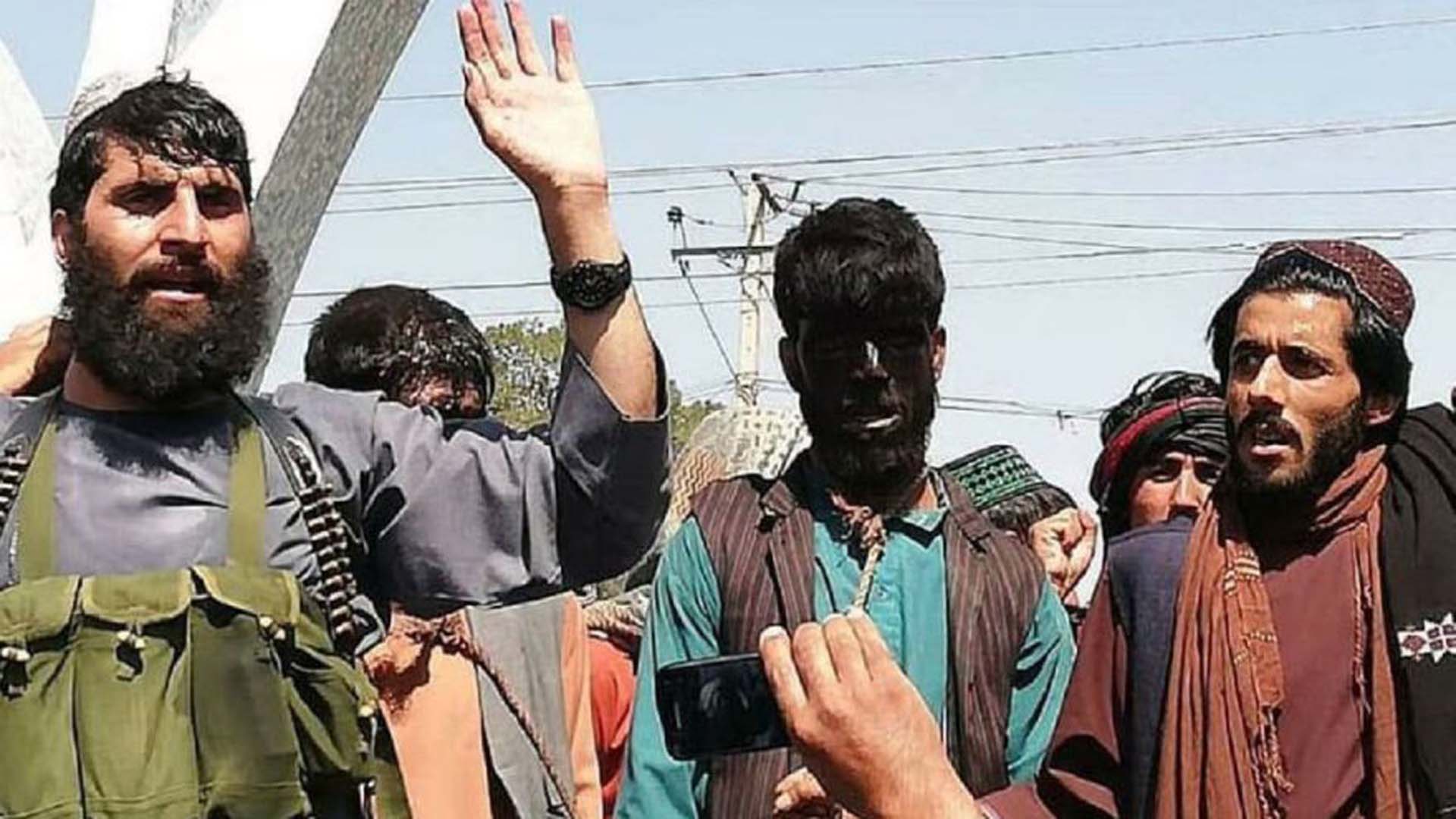 Afganistan'ı ele geçiren Taliban üyelerinden olay hareketler! Hırsızlıkla suçlanan kişilerin yüzünü katranla boyadılar, boyunlarına ilmik bağladılar 