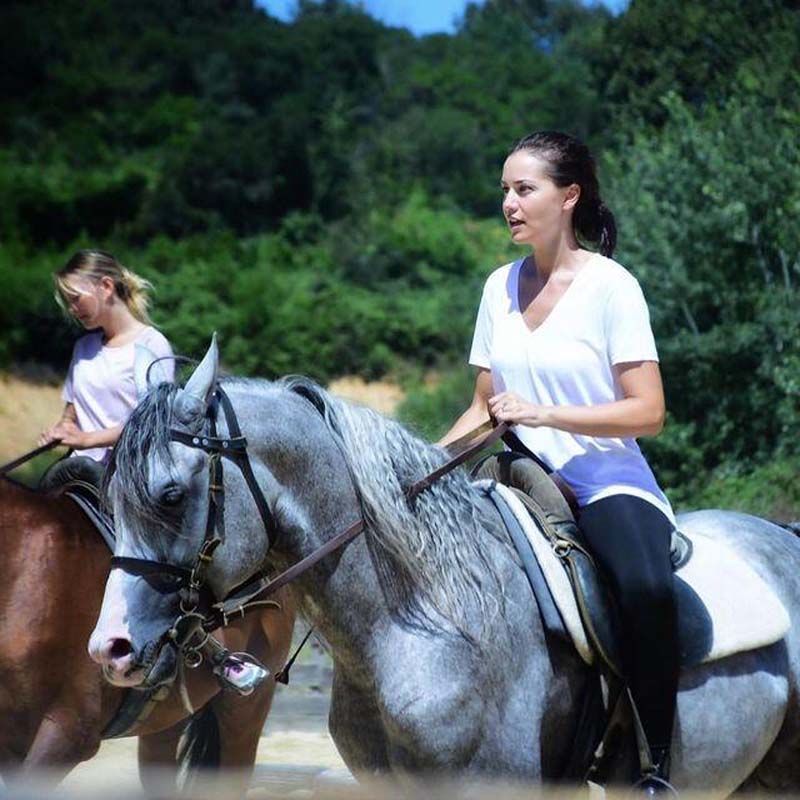 Fahriye Evcen yeni dizisi Alparslan için ata bindi! Burak Özçivit'in oğlu Karan ile paylaşımı dikkat çekti: Ailece sevdiğimiz doğrudur