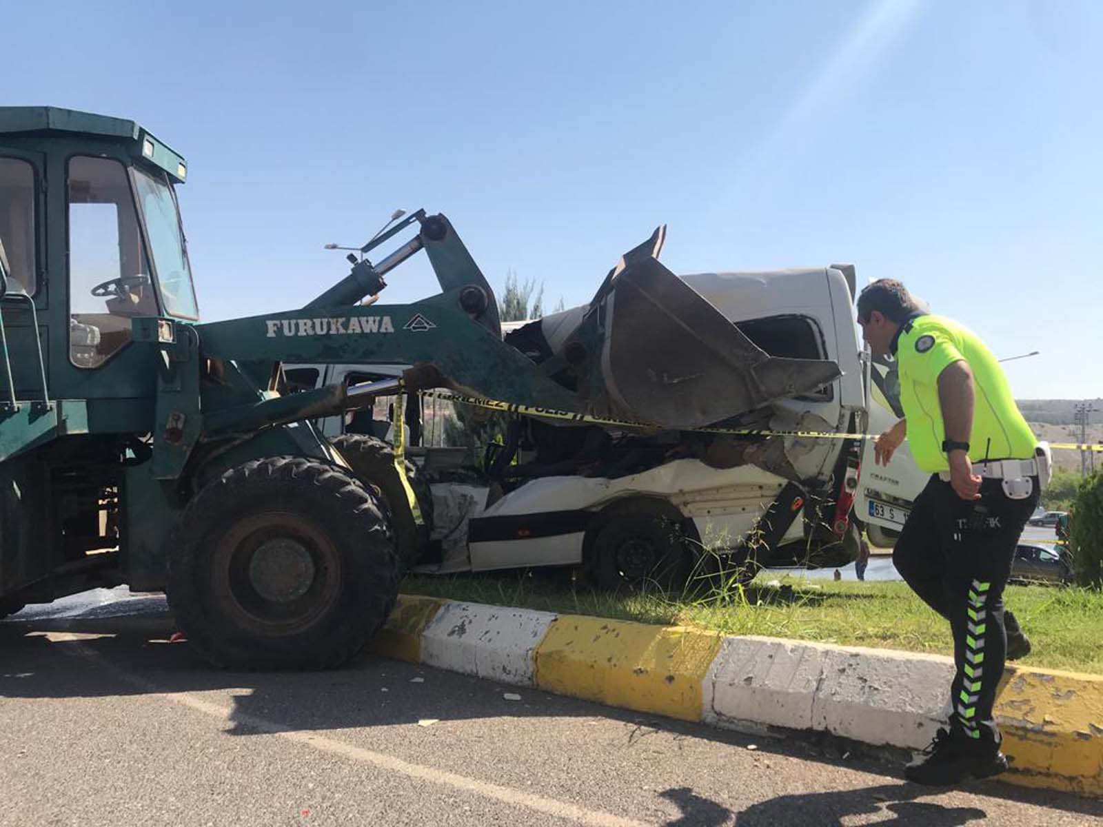 Şanlıurfa'da feci kaza! Servis aracı ile iş makinesi çarptı: 10 yaralı 