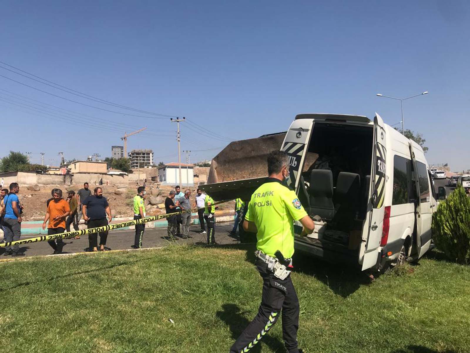 Şanlıurfa'da feci kaza! Servis aracı ile iş makinesi çarptı: 10 yaralı 