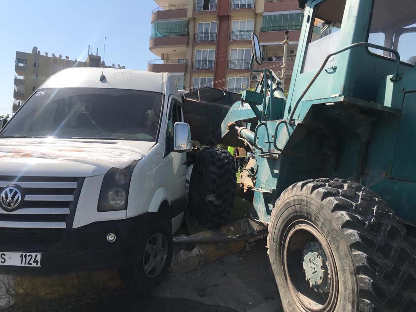 Şanlıurfa'da feci kaza! Servis aracı ile iş makinesi çarptı: 10 yaralı 