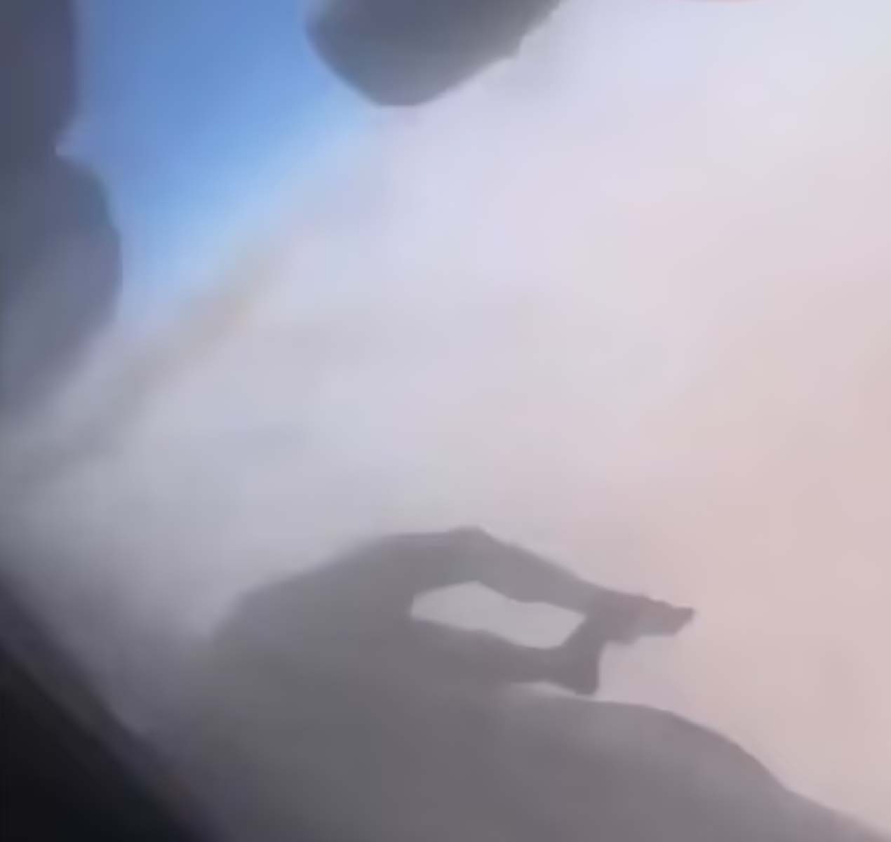 Afganistan'da uçaktan düşen iki kişi hakkında acı gerçek! İki kardeş annelerine bakmak için meyve satıp çöp topluyorlarmış 