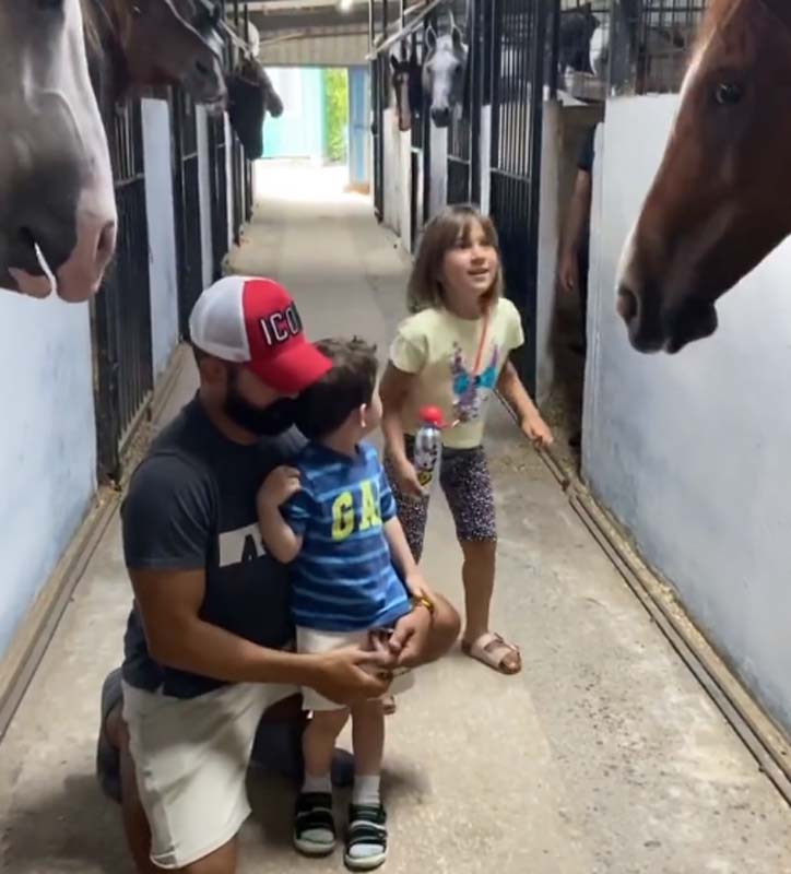 Kuruluş Osman'ın yıldızı Burak Özçivit oğluyla ata bindiği anları paylaştı: Sezon öncesi Karan’dan taktikler