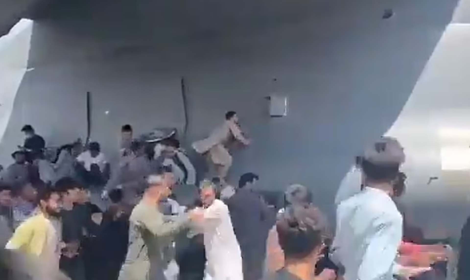 Afganistan'da uçaktan düşen iki kişi hakkında acı gerçek! İki kardeş annelerine bakmak için meyve satıp çöp topluyorlarmış 