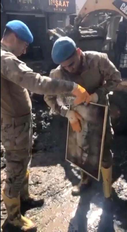 Sel bölgesinde duygulandıran fotoğraf! Atatürk portresindeki çamuru elleriyle temizlediler