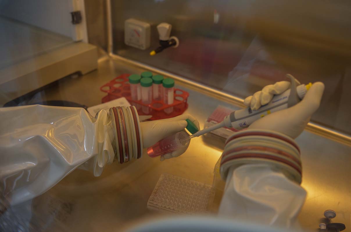 İngiltere'den harika bir haber Koronavirüse karşı geliştirilen ilk ilaç tedavisini onayladı