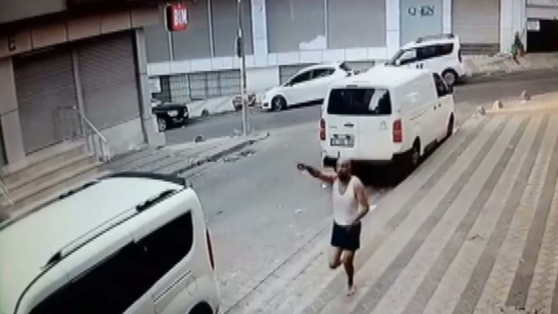 Sultangazi'de film gibi olay! Hırsızlar, evini soydukları şahsı araçla evine bıraktı 