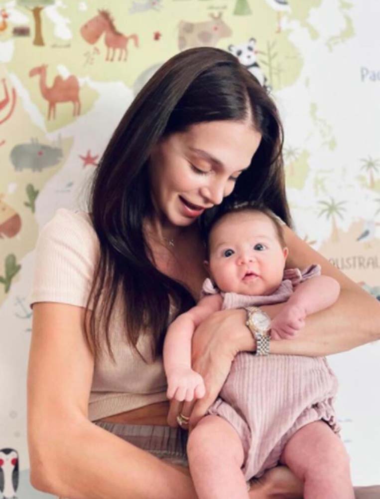 Cemre Kemer ilk kez bebeğinin görüntülerini paylaştı!