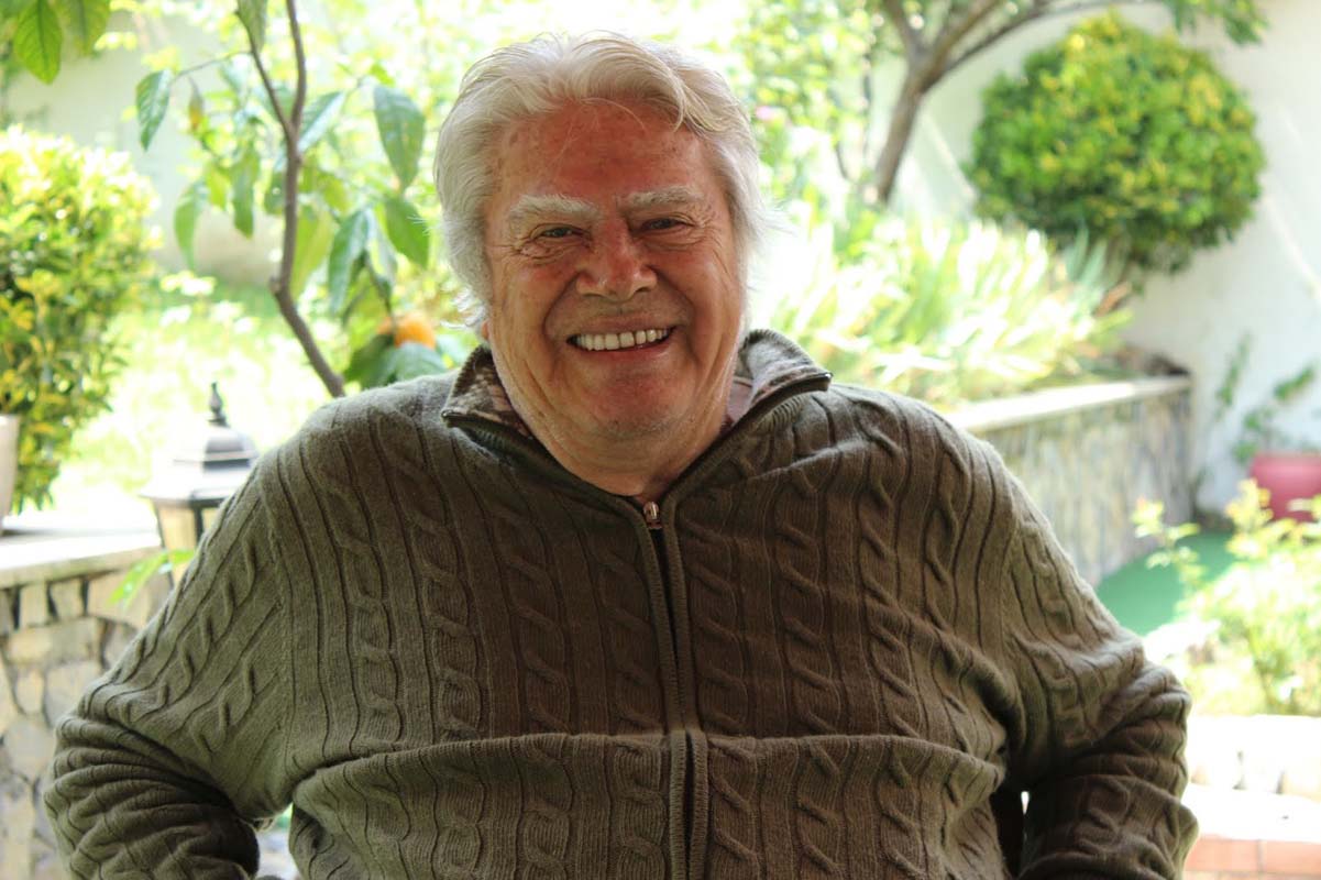 Cüneyt Arkın küpe takan ve Amerikan tıraşı olan gençleri eleştirdi! Tarih bilinci olan yapmaz