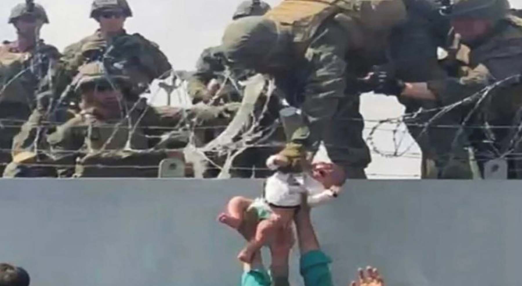 Dünya o bebeği konuşuyordu! ABD askerlerine verilirken görüntülenen bebek ailesine kavuştu