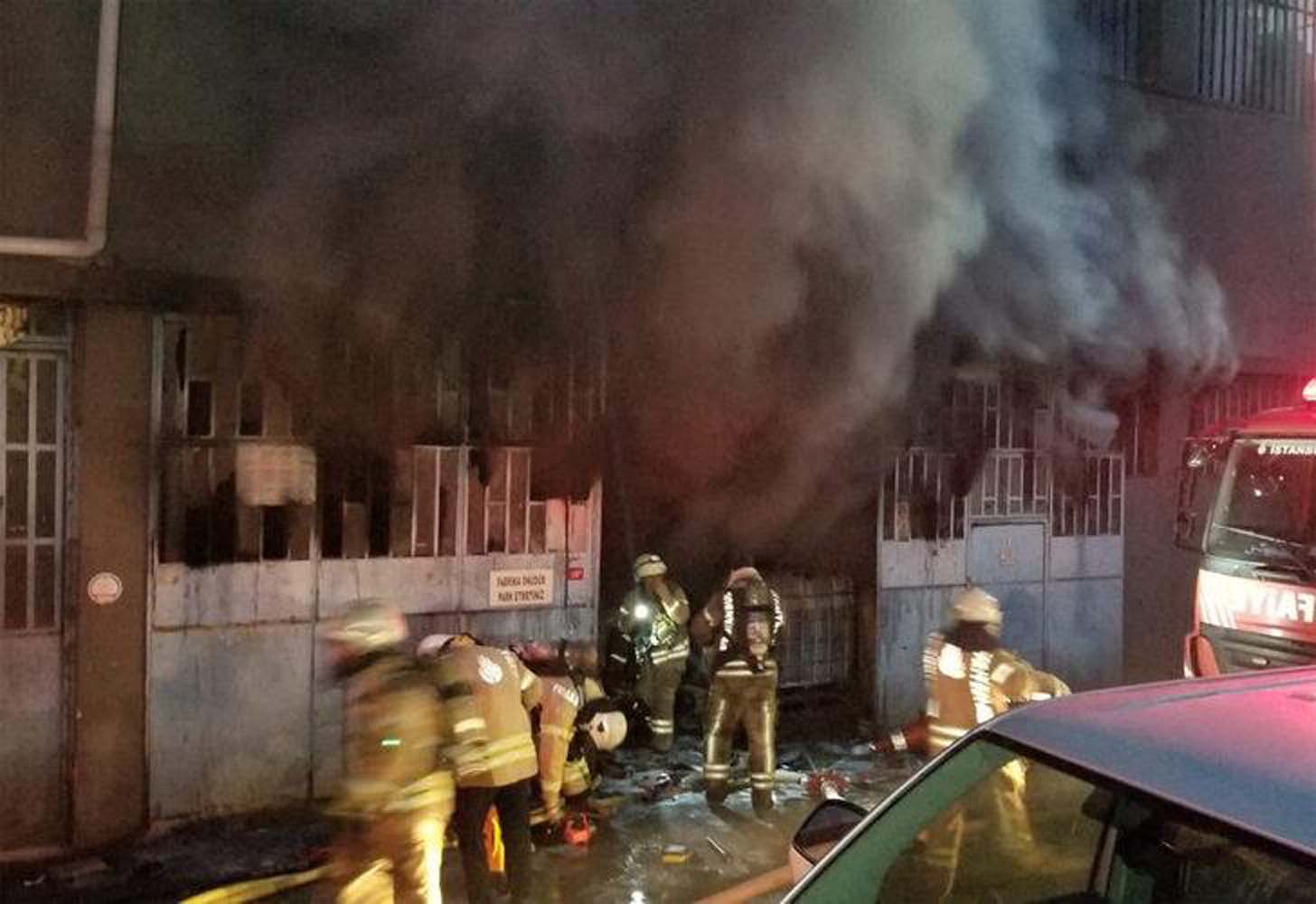 İstanbul Kağıthane'de fabrika yangını çıktı! 