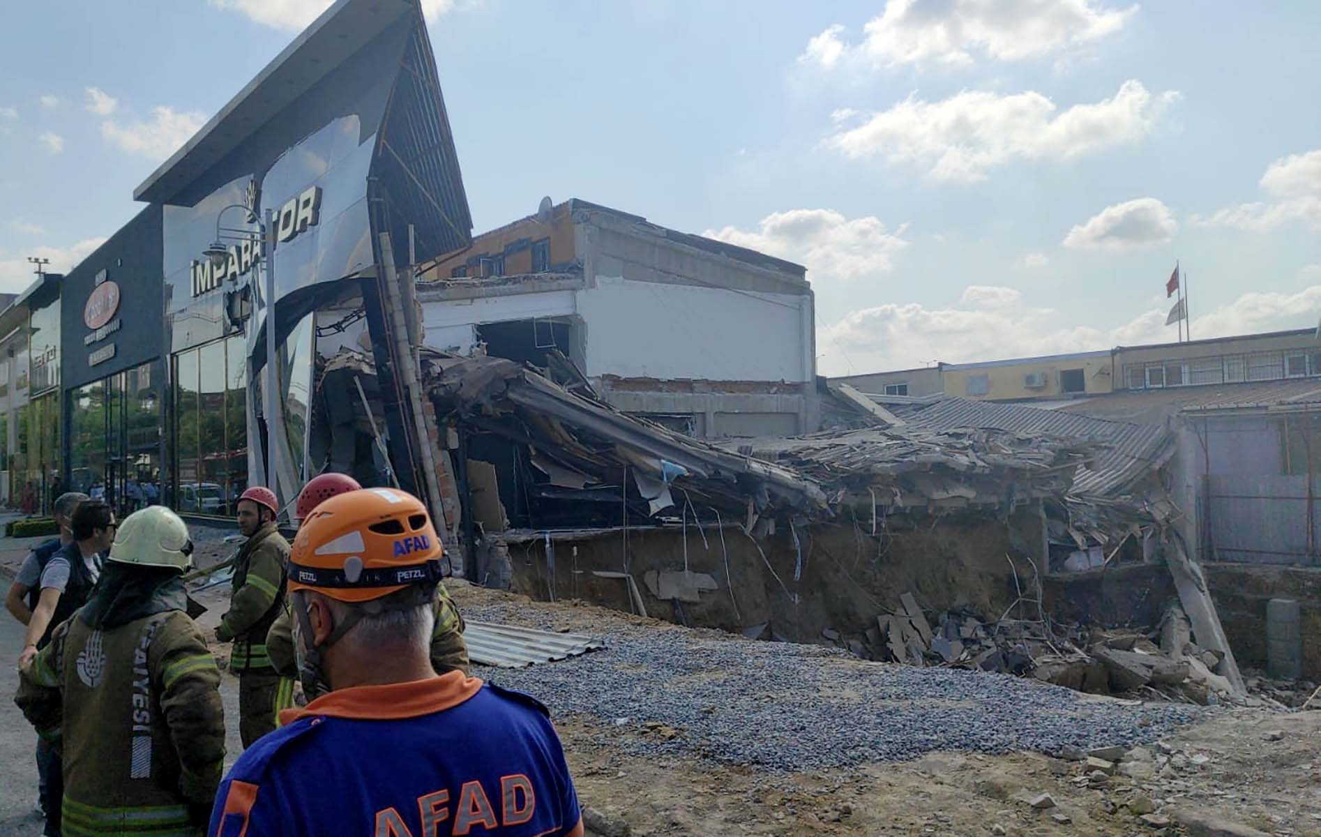 Son dakika | İstanbul İkitelli'de işyeri çöktü! Olay yerine sağlık ve itfaiye sevk edildi