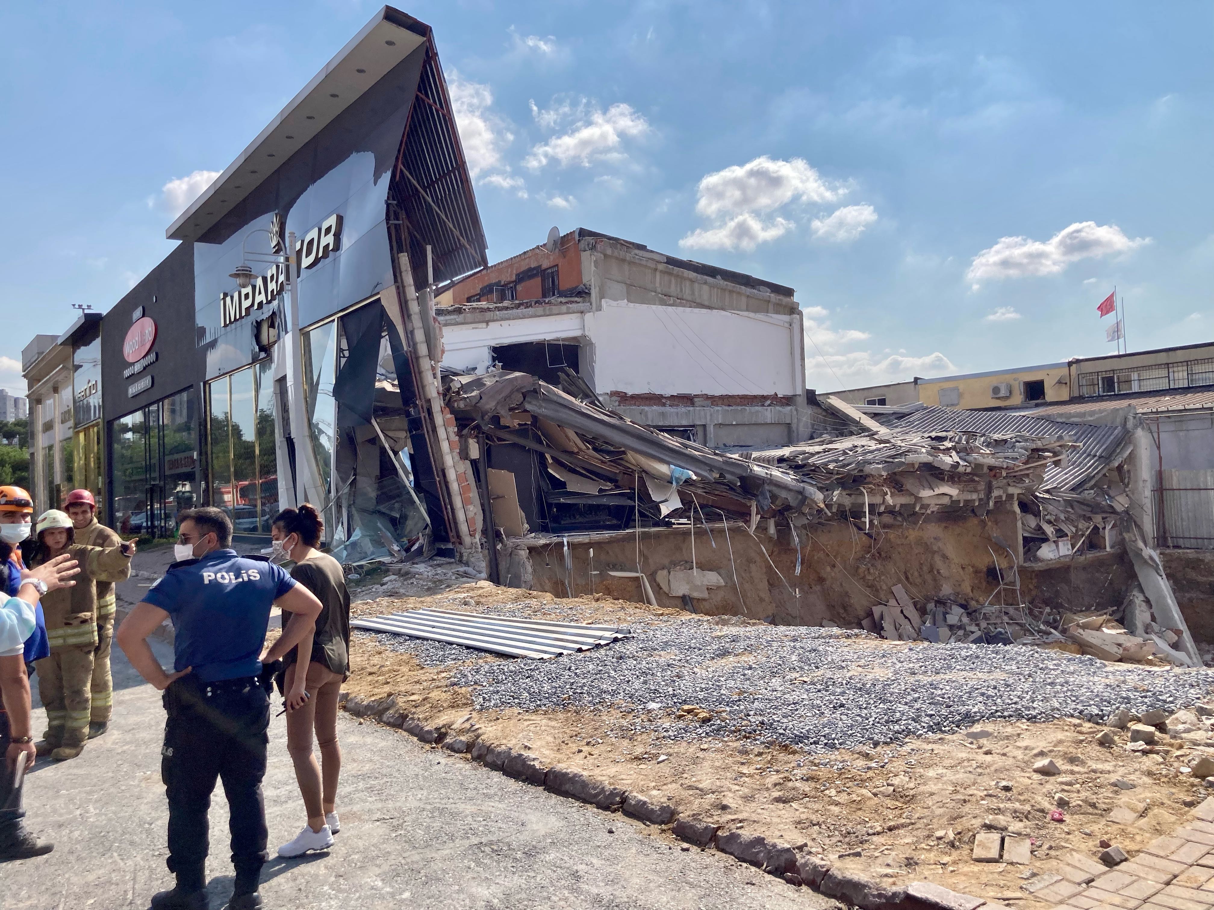 Son dakika | İstanbul İkitelli'de işyeri çöktü! Olay yerine sağlık ve itfaiye sevk edildi