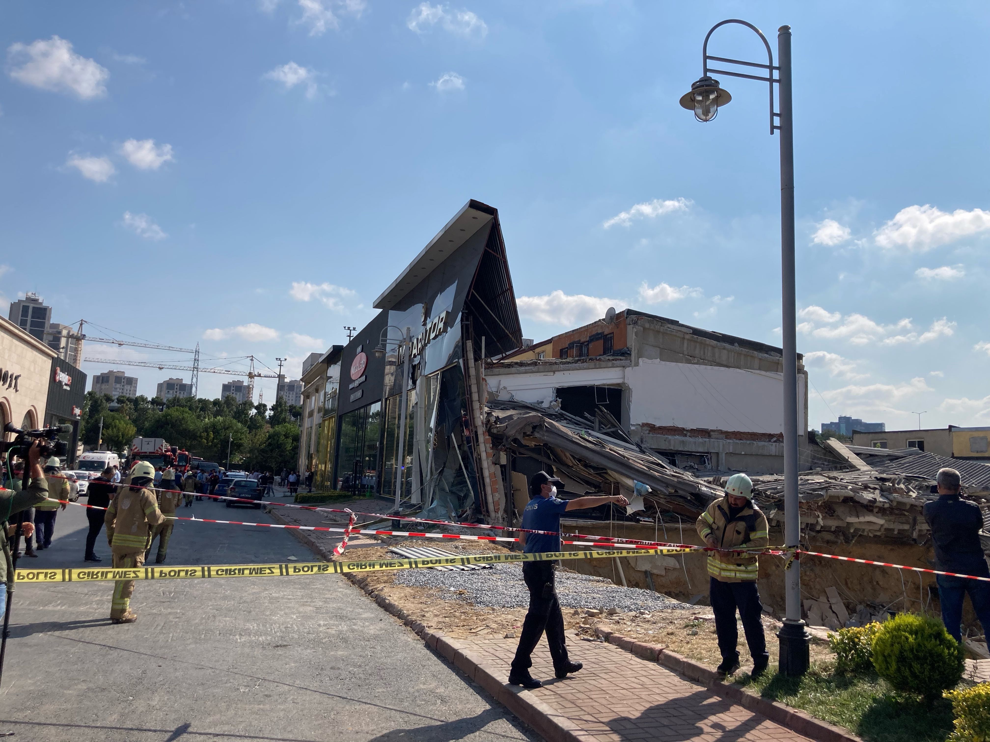 Son dakika | İstanbul İkitelli'de işyeri çöktü! Olay yerine sağlık ve itfaiye sevk edildi