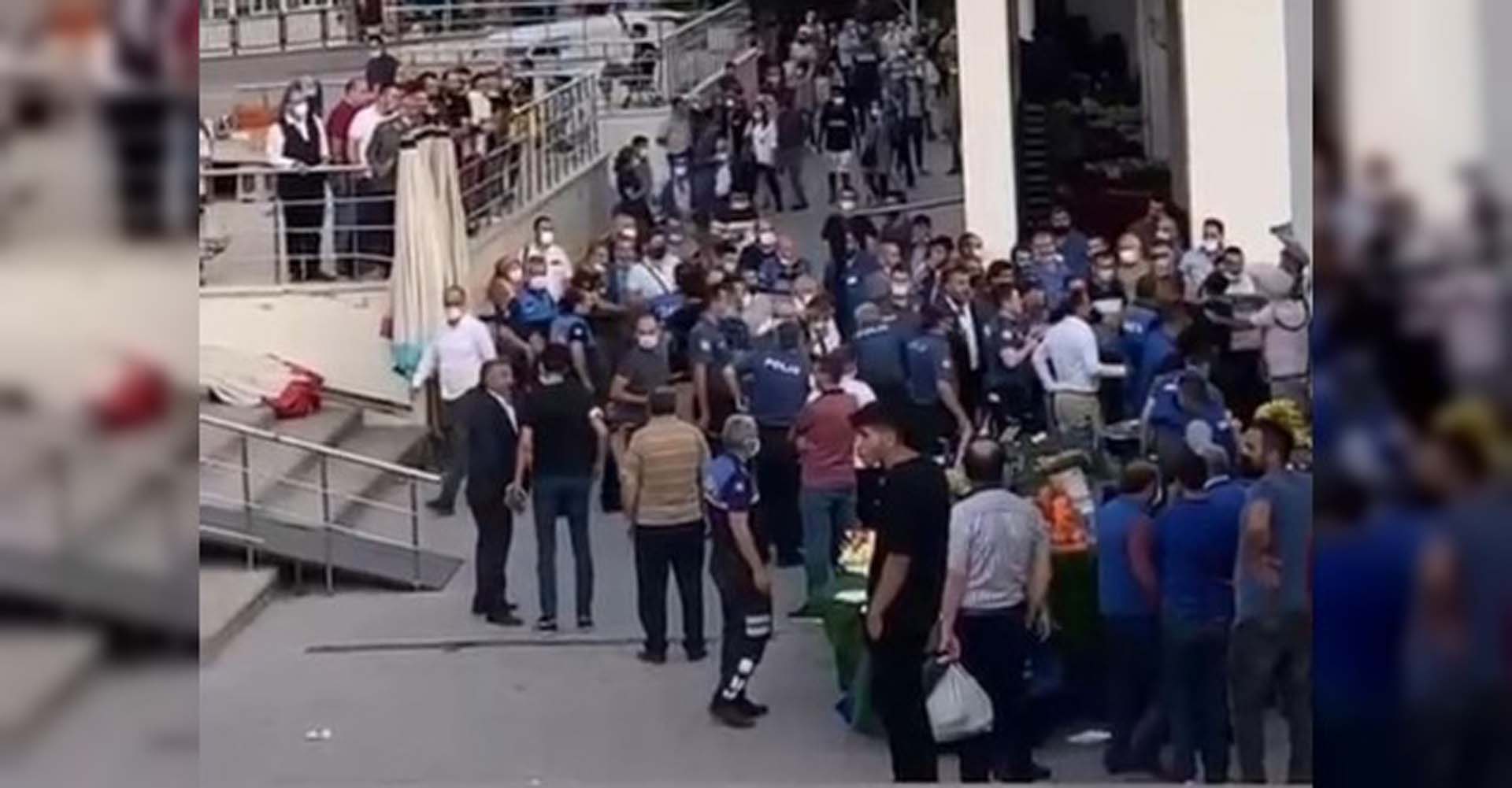 Ankara'da çürük şeftali kavgası! Esnaf ve vatandaşlar birbirine girdi! 4 yaralı, 13 gözaltı 