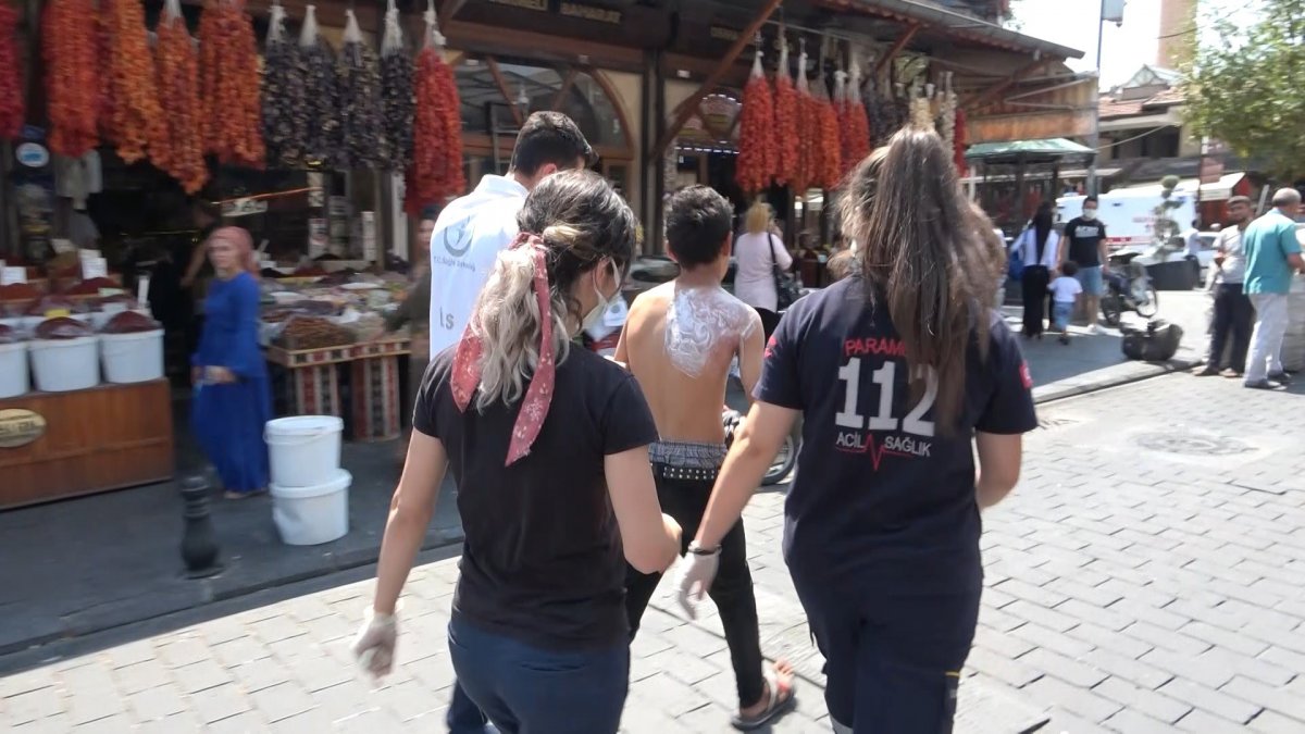 Karton toplamak için çöp konteynerine giren çocuğu fark etmedi, üzerine kaynar çay döktü!