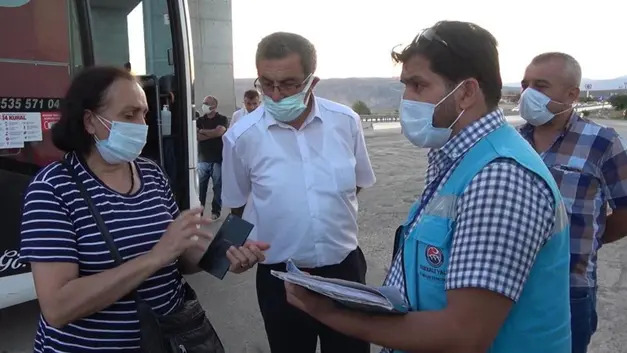 Otobüs şoförü Covd-19 hastası olan kadını otobüse aldı!