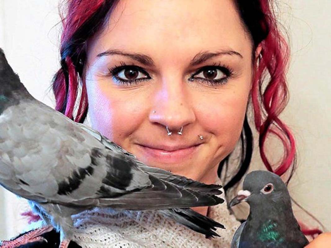 Hayvan sevgisi canından ediyordu! Fotoğraf çekimi için girdiği kafeste leoparlar tarafından parçalandı!