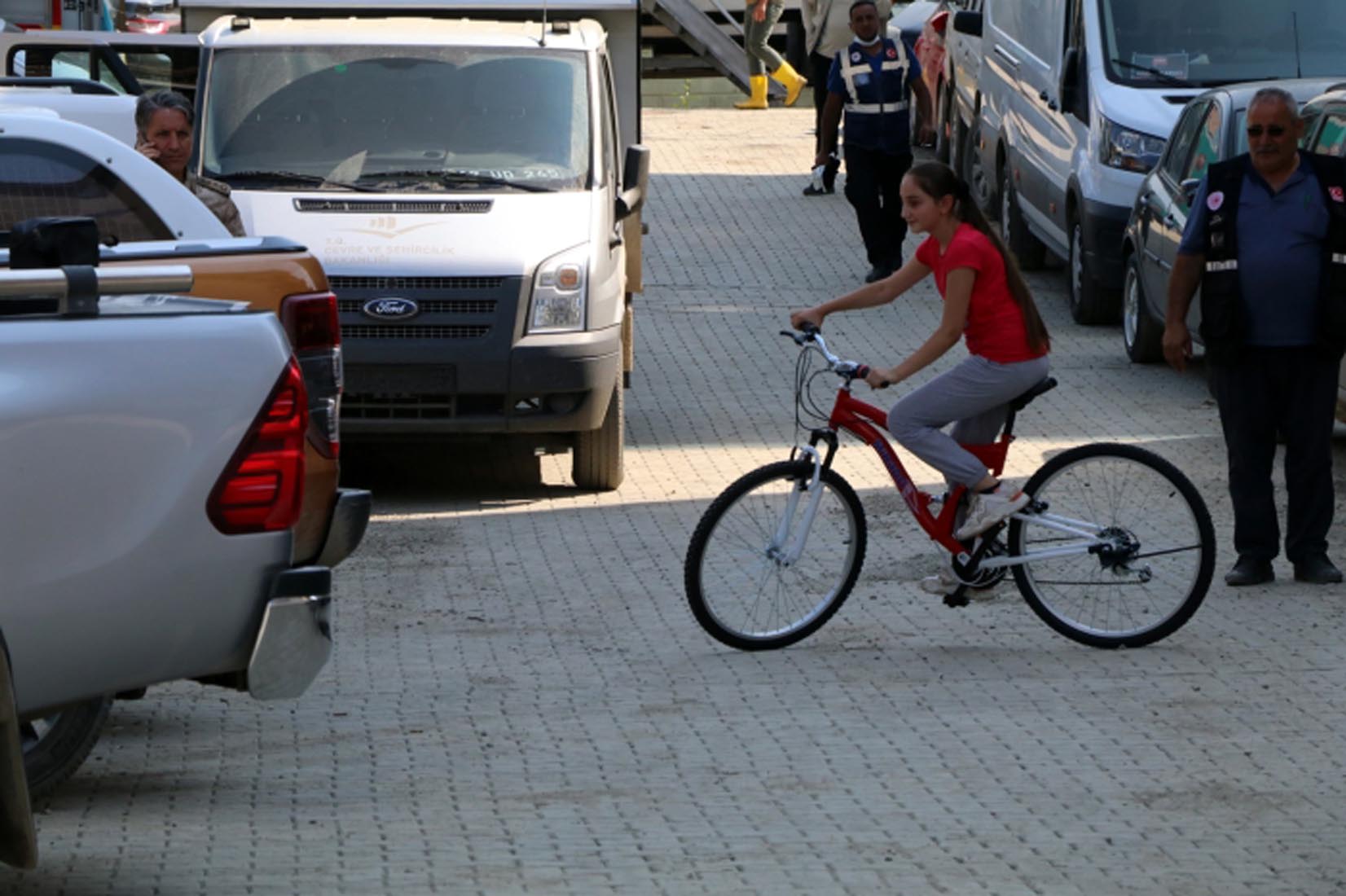 Selde bisikleti kayboldu: Bakan Kurum Hira'yı mutlu etti!