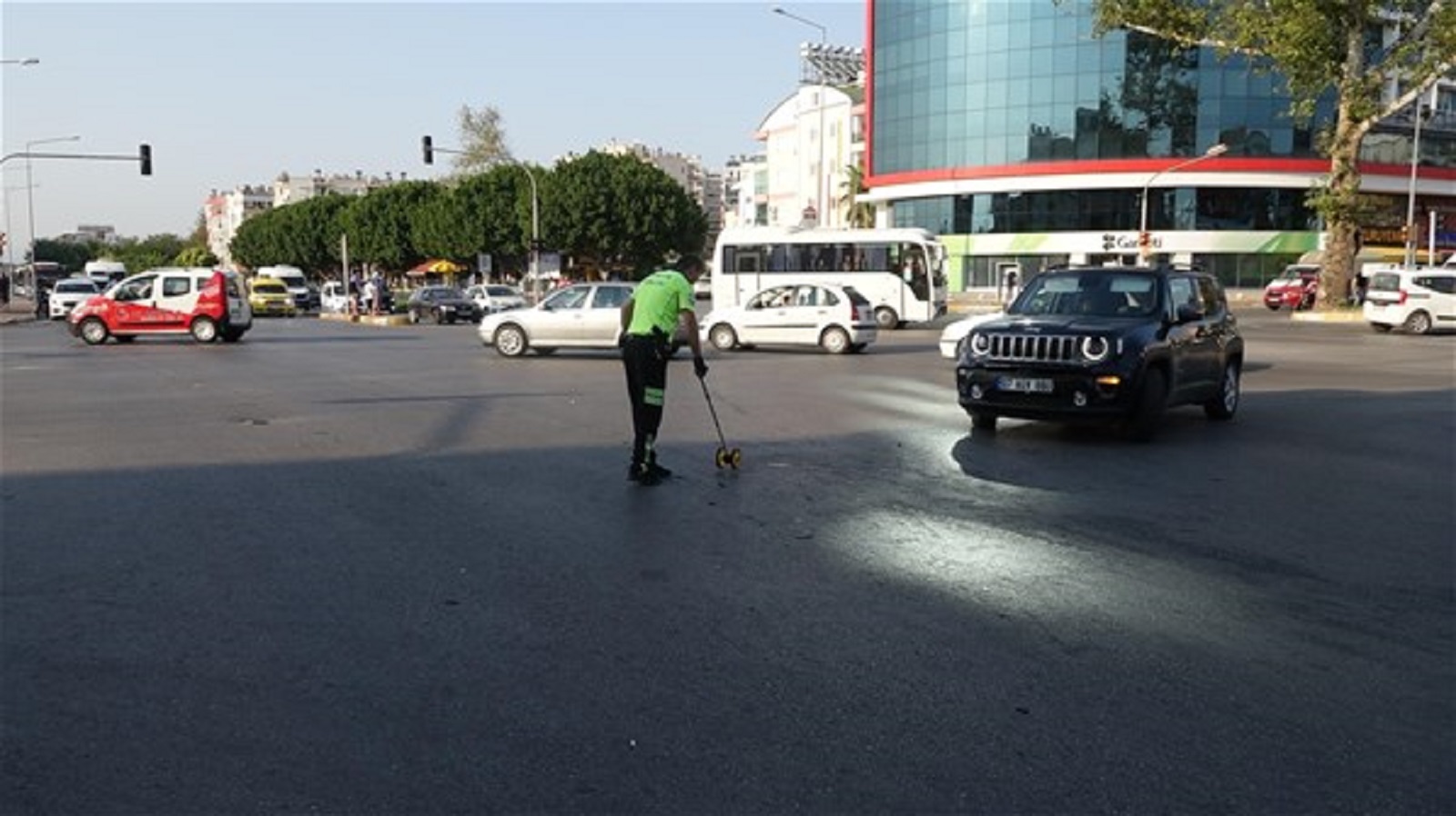 Talihsiz adam aracın çarpmasıyla yola fırladı,dadikalarca süründü!