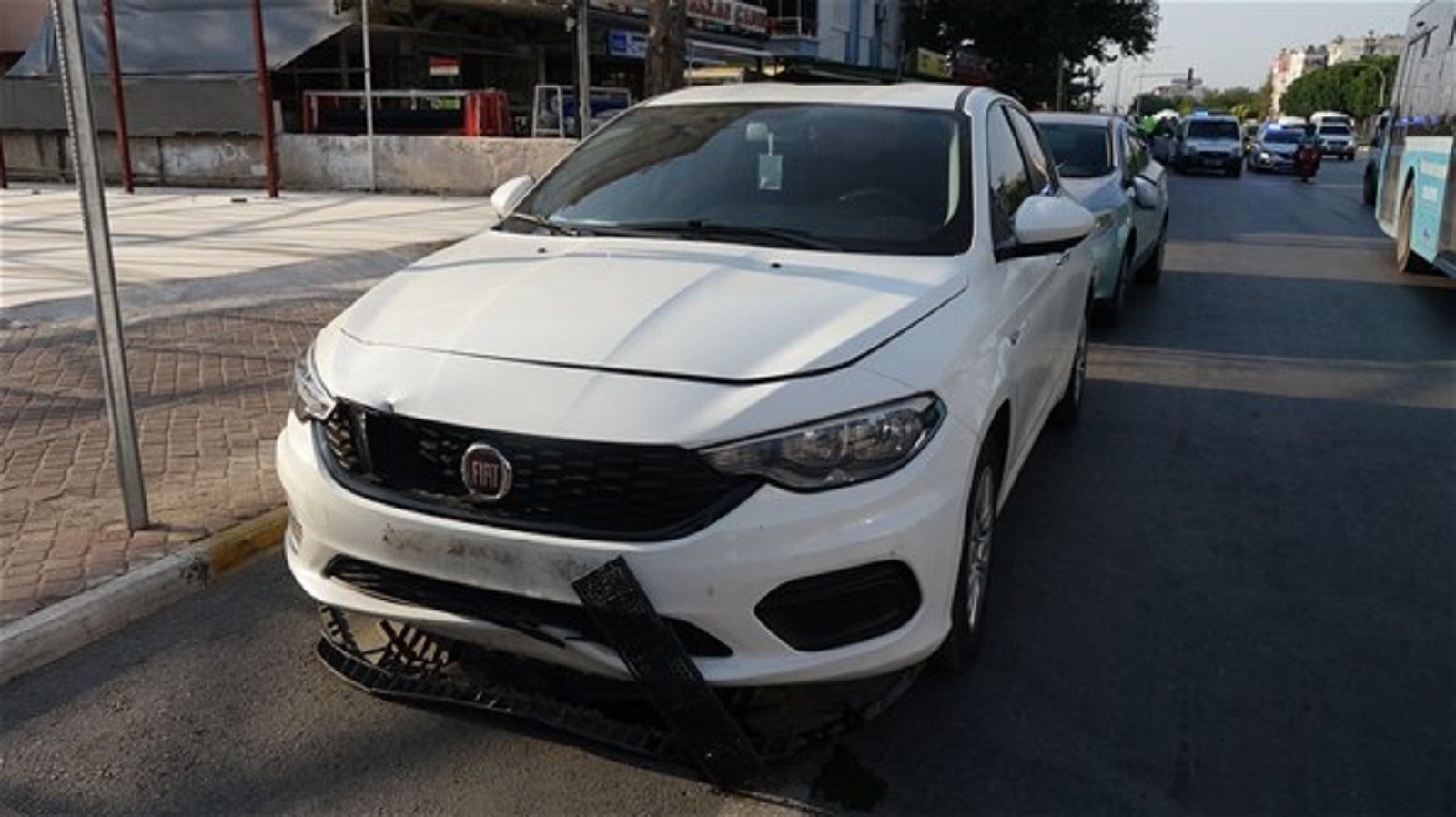 Talihsiz adam aracın çarpmasıyla yola fırladı,dadikalarca süründü!