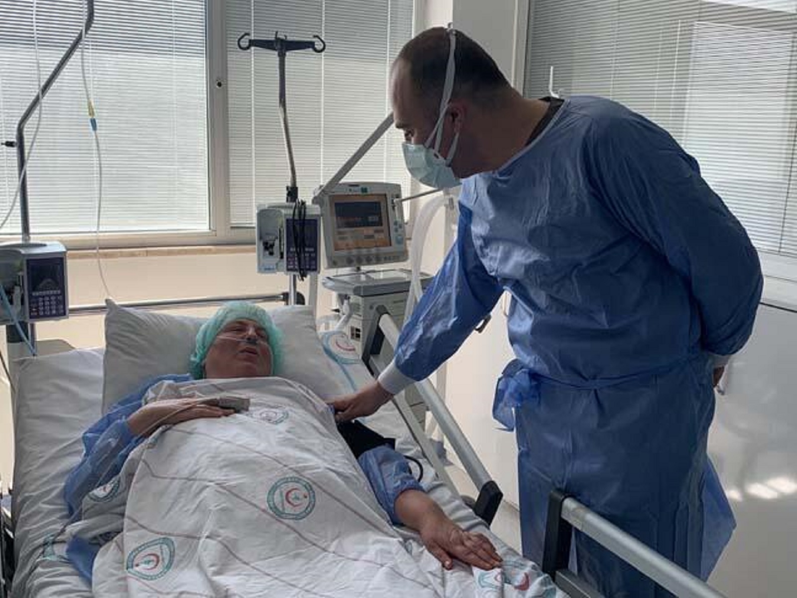 Oğlunun ısrarlarına rağmen aşı olmayan kadın kovid' e yakalandı