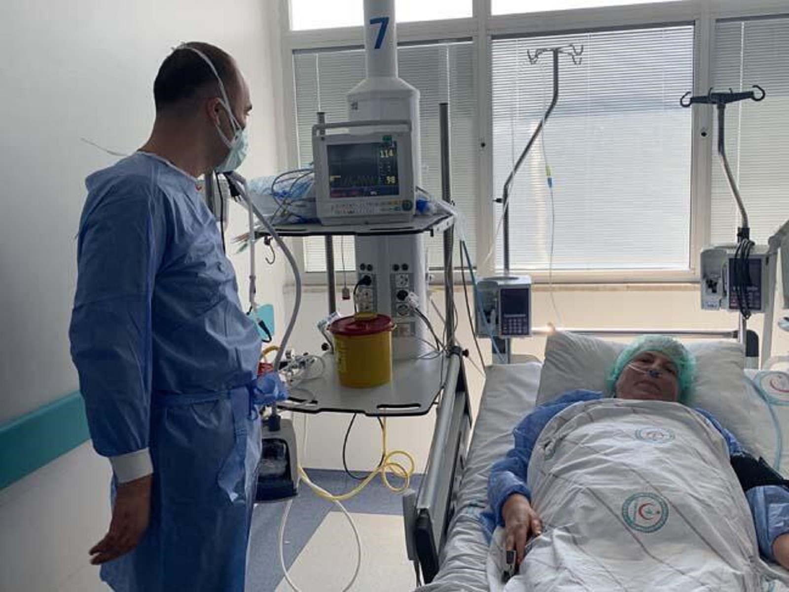 Oğlunun ısrarlarına rağmen aşı olmayan kadın kovid' e yakalandı