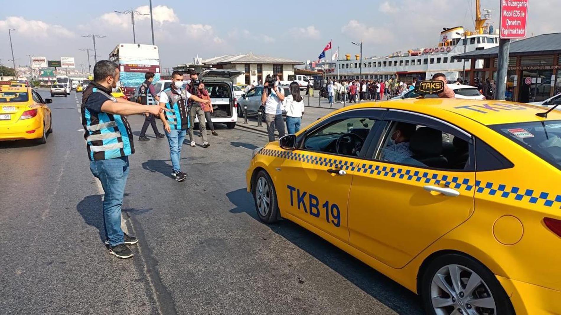 Eminönü'nde taksi denetlemesi: Sivil polisler takside!
