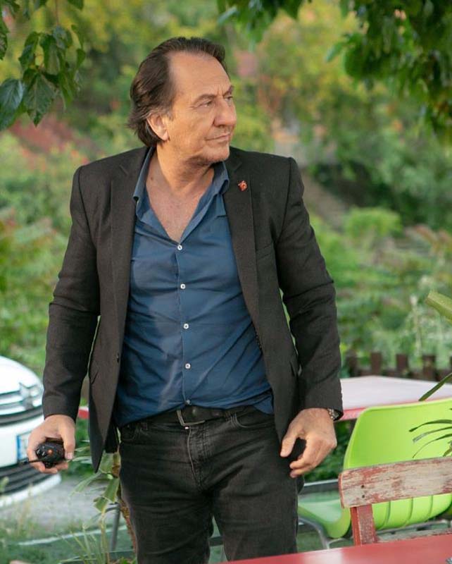 Arka Sokaklar'ın Hüsnü Çoban'ı Özgür Ozan imaj değiştirdi! Yeni tarzı büyük beğeni topladı!