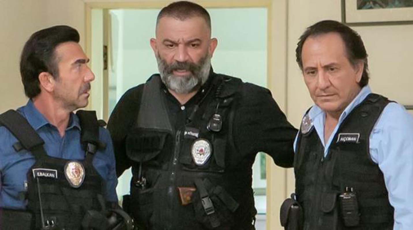 Arka Sokaklar'ın Hüsnü Çoban'ı Özgür Ozan imaj değiştirdi! Yeni tarzı büyük beğeni topladı!