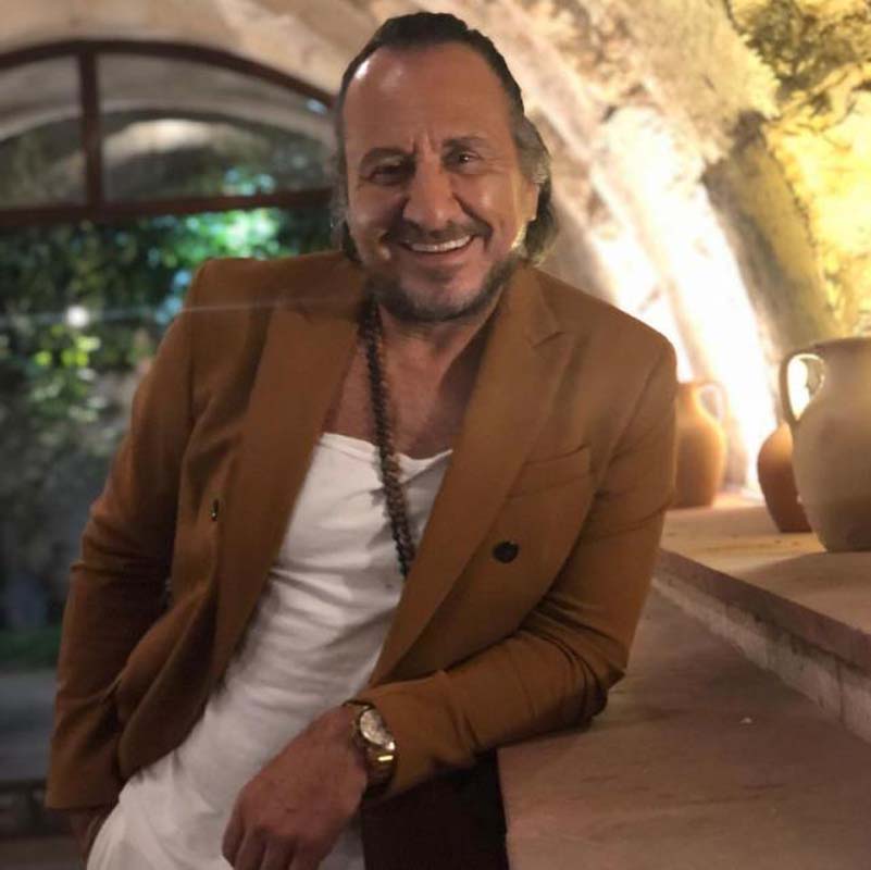 Arka Sokaklar'ın Hüsnü Çoban'ı Özgür Ozan imaj değiştirdi! Yeni tarzı büyük beğeni topladı!