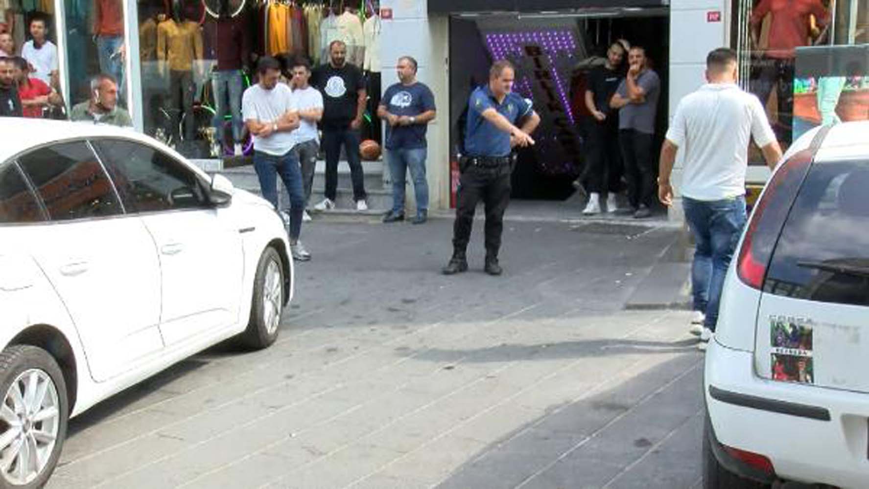 Merter'de ortalık birbirine karıştı: Çalışanlar satırlarla birbirlerine girdiler!