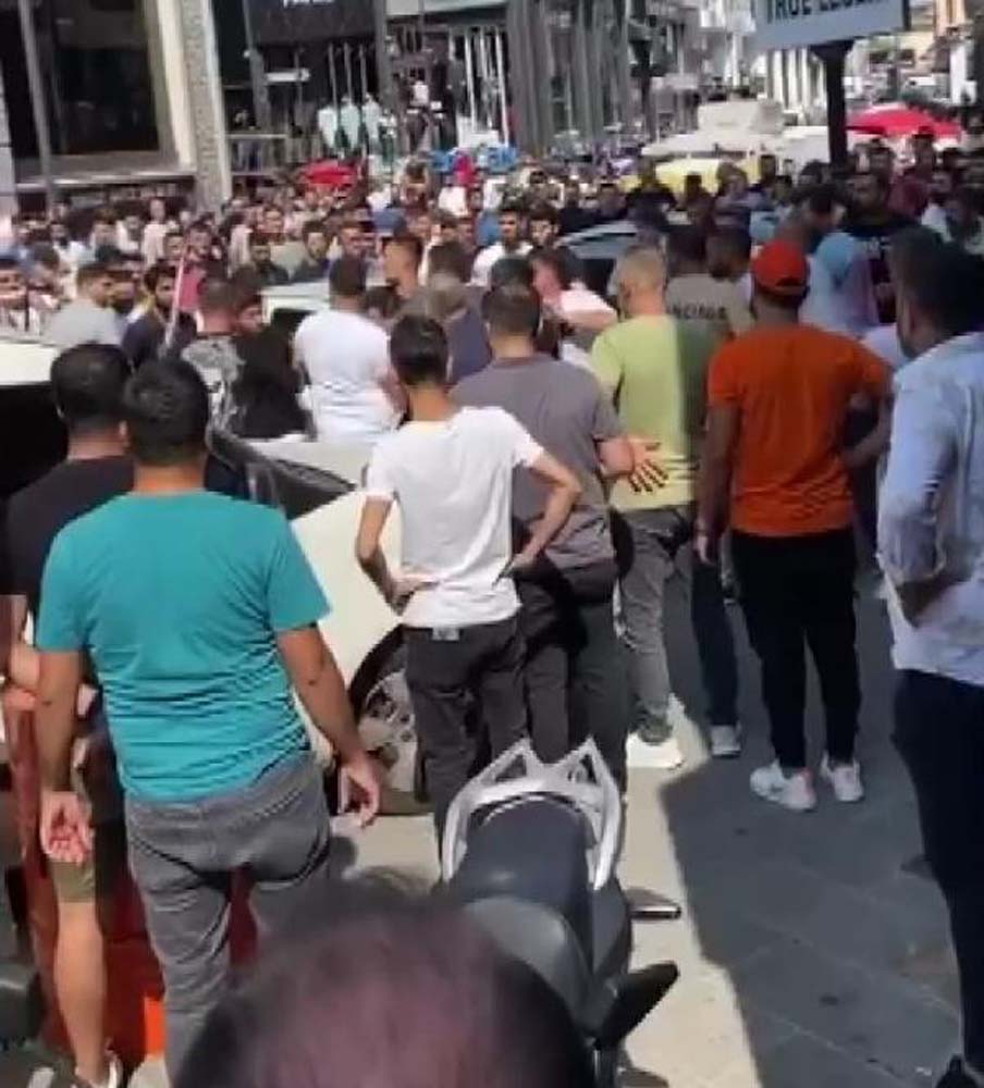 Merter'de ortalık birbirine karıştı: Çalışanlar satırlarla birbirlerine girdiler!