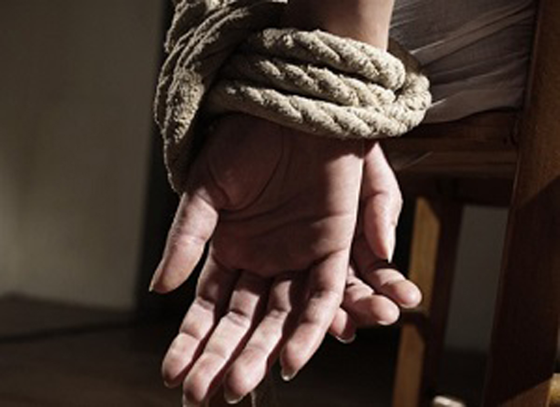 Dehşete düşüren olay! Aldattığını düşündüğü eşinin vajinasını dikerek önlem aldı!