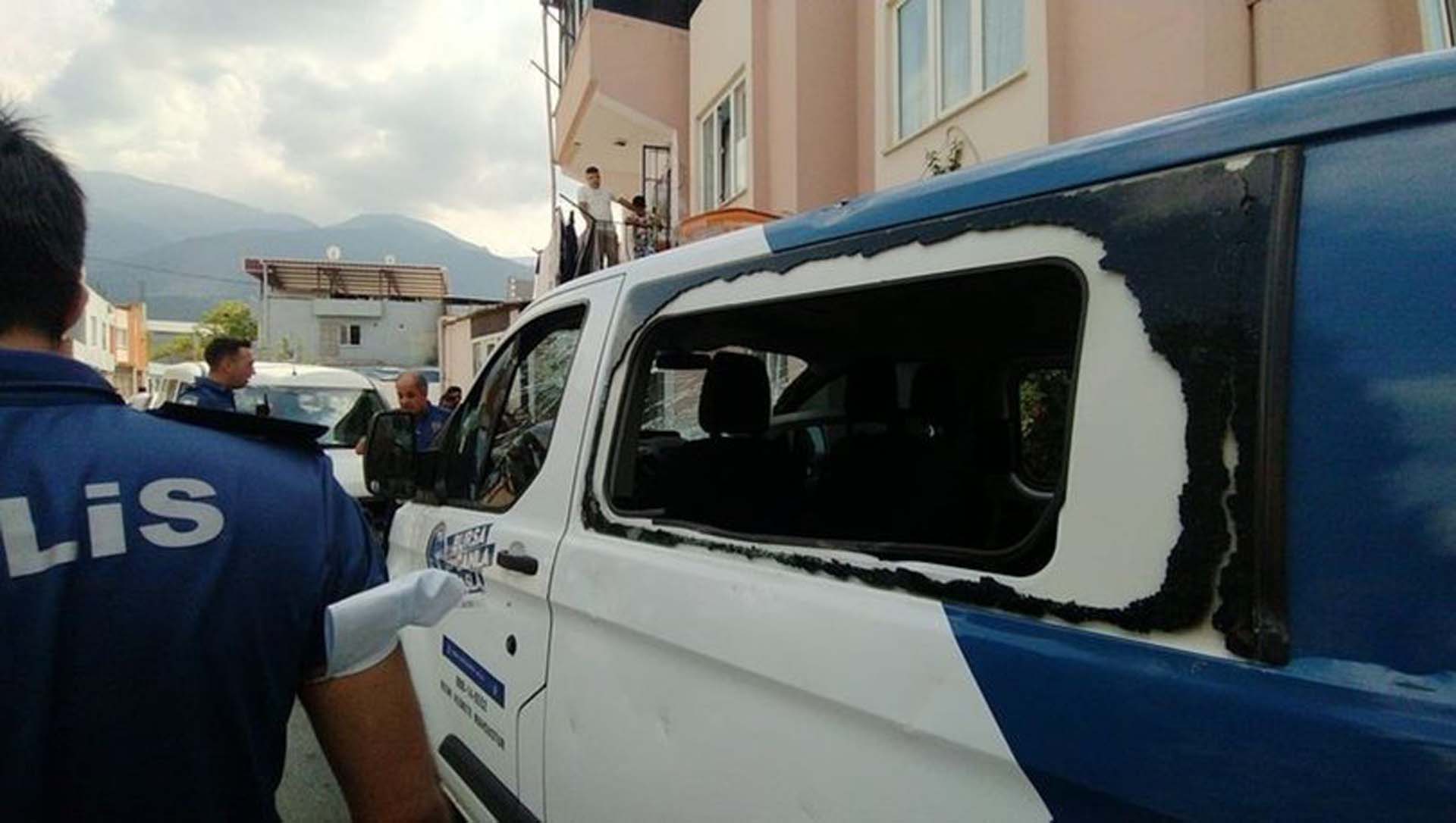Bursa'da akıl hastası kişi belediye aracını kaçırdı, vatandaşların üzerine sürdü! Mahalle ayağa kalktı, polis araya girdi 