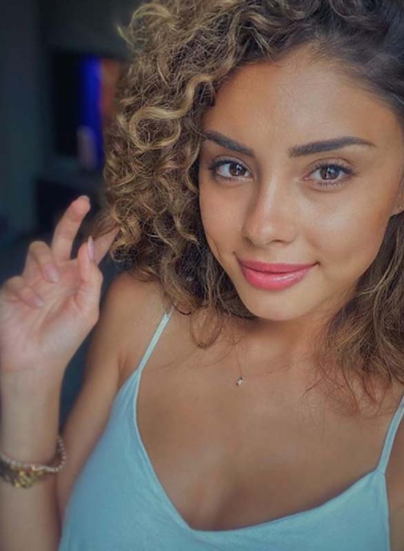 Özcan Deniz’den 25 yaş küçük sevgilisine bomba jest! Esmer güzeli sevgilisi bu haberi duyunca bakalım ne yapacak!