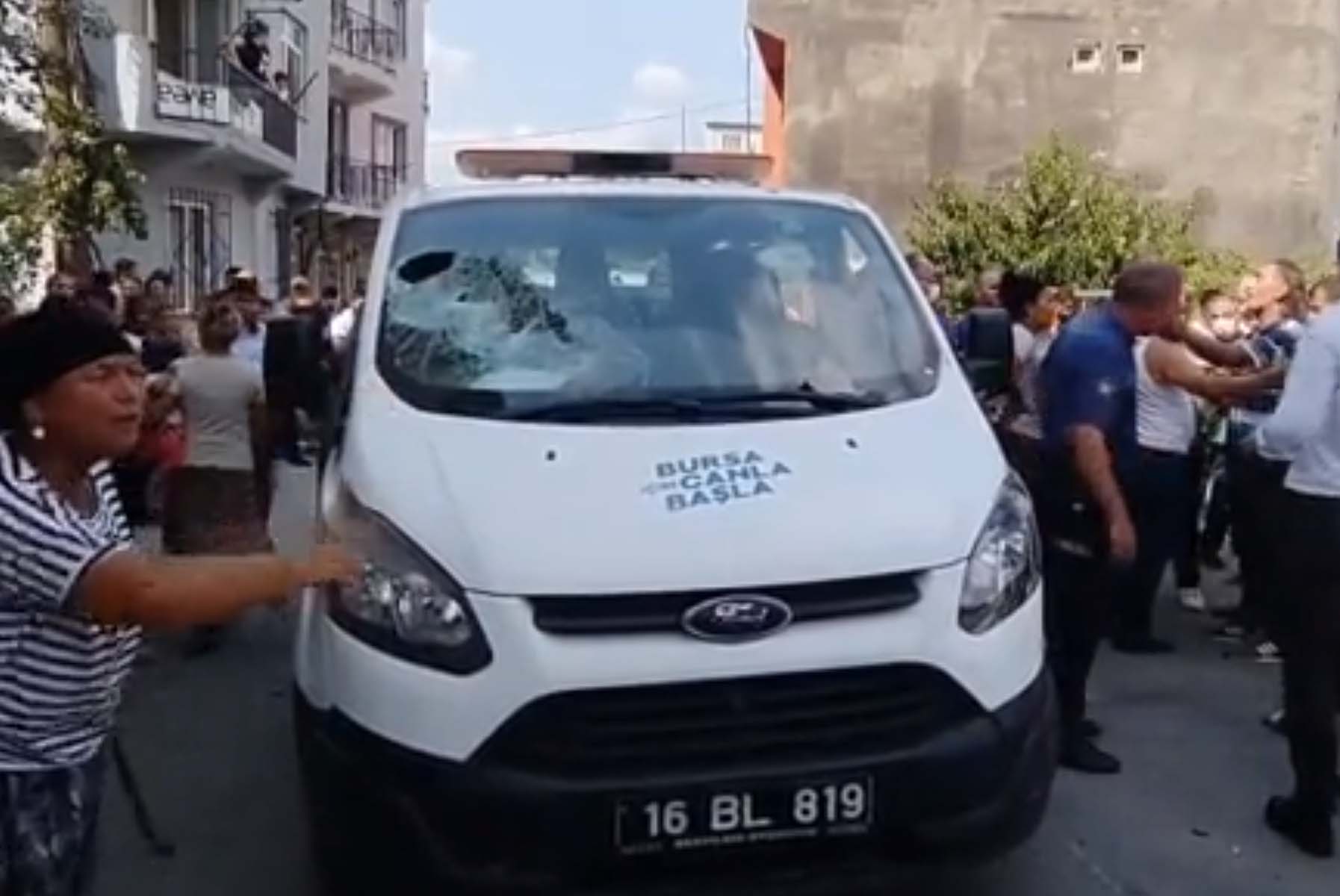 Bursa'da akıl hastası kişi belediye aracını kaçırdı, vatandaşların üzerine sürdü! Mahalle ayağa kalktı, polis araya girdi 