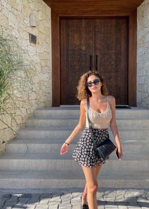 Özcan Deniz’den 25 yaş küçük sevgilisine bomba jest! Esmer güzeli sevgilisi bu haberi duyunca bakalım ne yapacak!