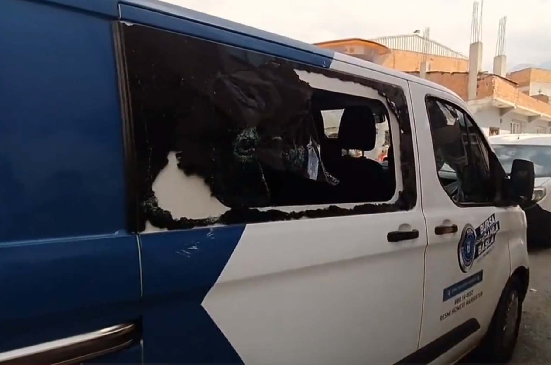 Bursa'da akıl hastası kişi belediye aracını kaçırdı, vatandaşların üzerine sürdü! Mahalle ayağa kalktı, polis araya girdi 