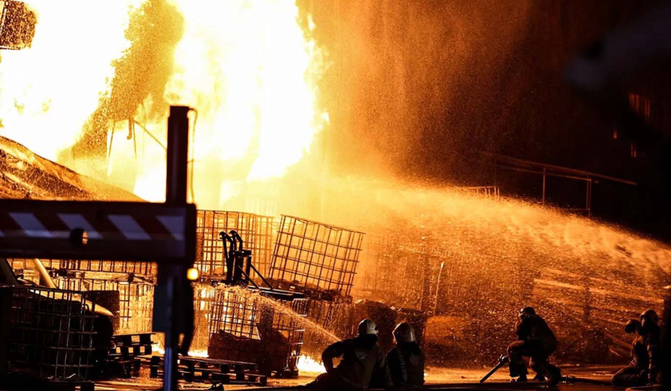 İkitelli Çevre Sanayi Sitesi'ndeki yangın 9 saatlik çalışmanın ardından kontrol altında
