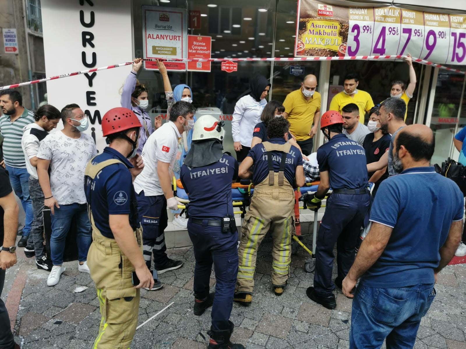 Kasımpaşa'da ticari araç otobüs durağına daldı: 1 ölü, 3'ü ağır 7 yaralı 