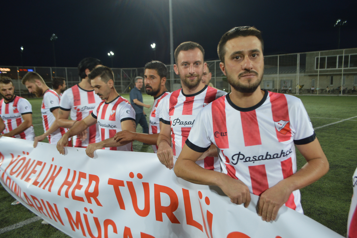 Kadına şiddete tepki çekmek için sahaya eşleriyle çıktılar!