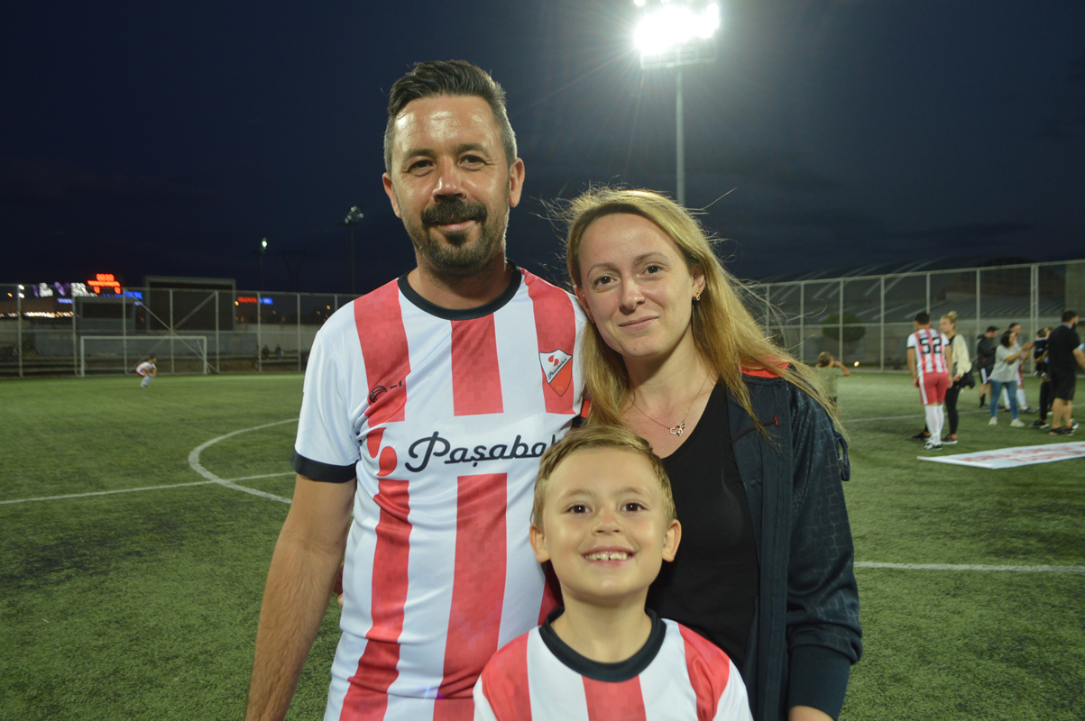 Kadına şiddete tepki çekmek için sahaya eşleriyle çıktılar!