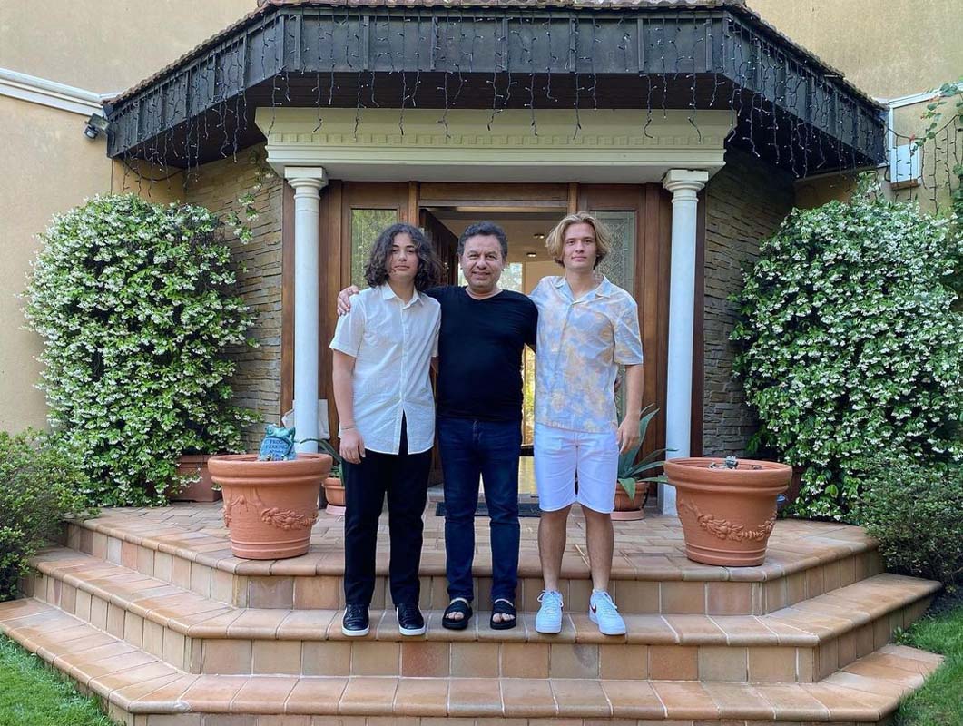 İrem Derici'nin babası Hulusi Derici kadınlık görevini yerine getirmiyor gerekçesiyle 21 yıllık eşine milyonluk boşanma davası açtı! 