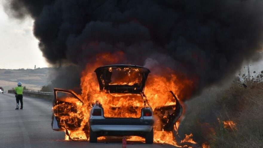 Faciadan döndü! Seyir halindeki otomobili bir anda alev topuna dönüştü